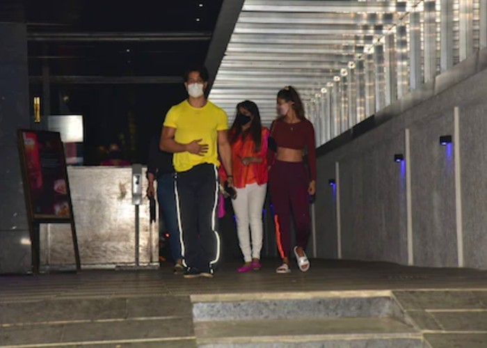 गर्लफ्रेंड दिशा और अपनी फैमिली के साथ डिनर करने निकले टाइगर श्रॉफ, देखें तस्वीरें गर्लफ्रेंड दिशा और अपनी फैमिली के साथ डिनर करने निकले टाइगर श्रॉफ, देखें तस्वीरें